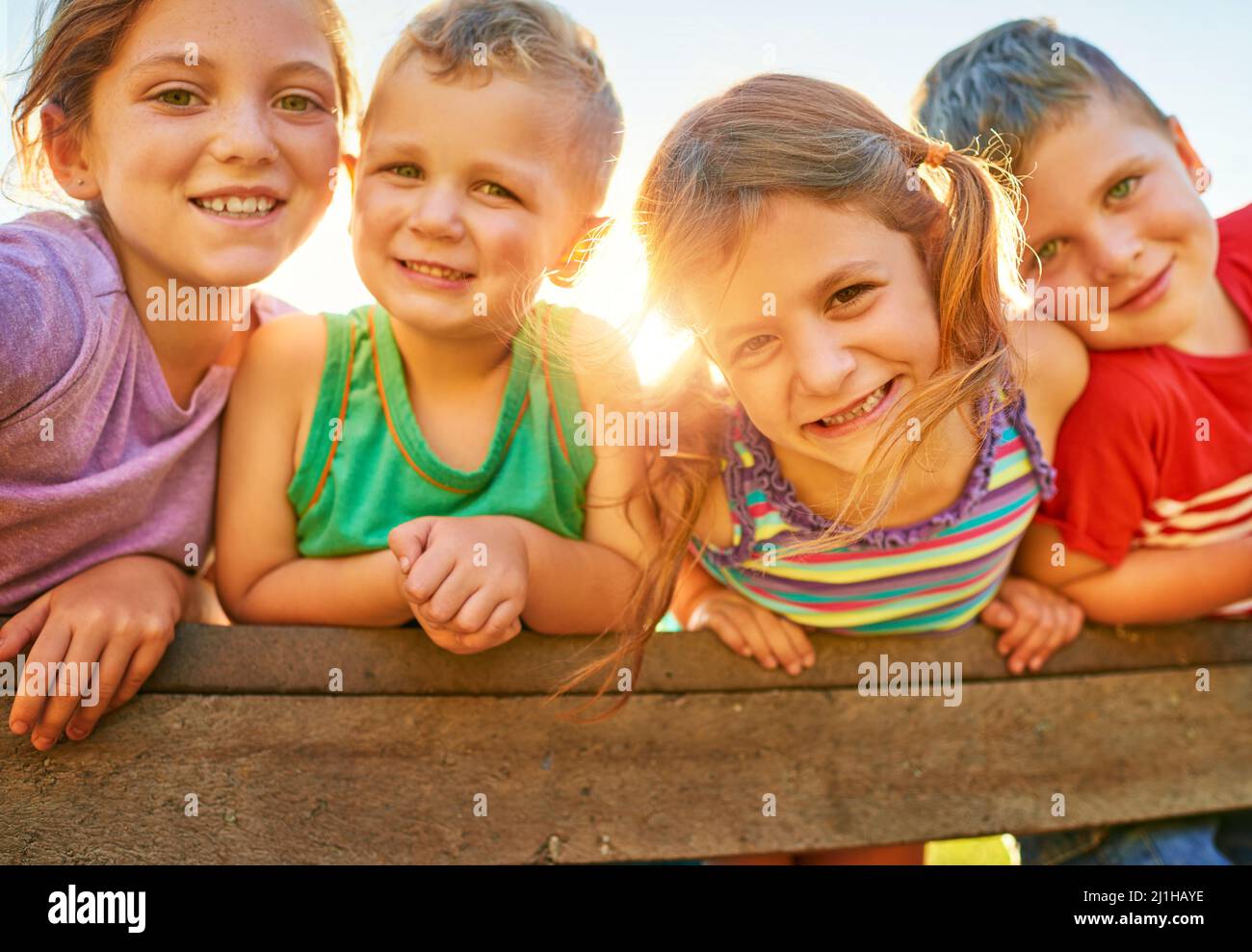 Sommer hier und sie hätten nicht glücklicher sein können. Porträt einer Gruppe von kleinen Kindern, die im Freien zusammen spielen. Stockfoto