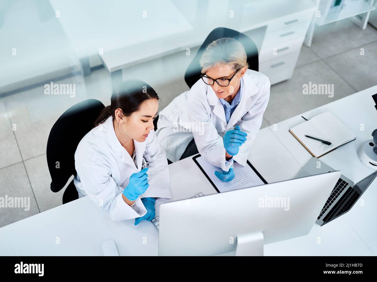 In der Wissenschaft geht es darum, die ganze Welt zu erweitern. Aufnahme von zwei Wissenschaftlern, die in einem Labor an einem Computer zusammenarbeiten. Stockfoto