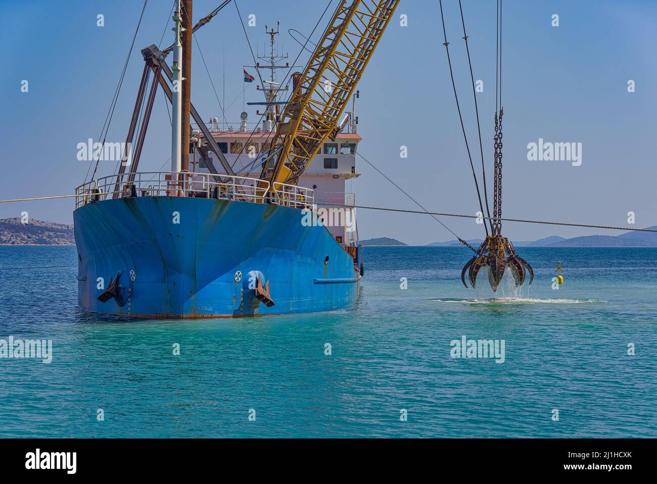 Schiff mit Kran im Hafen von Sali Dugi Otok Kroatien Stockfoto