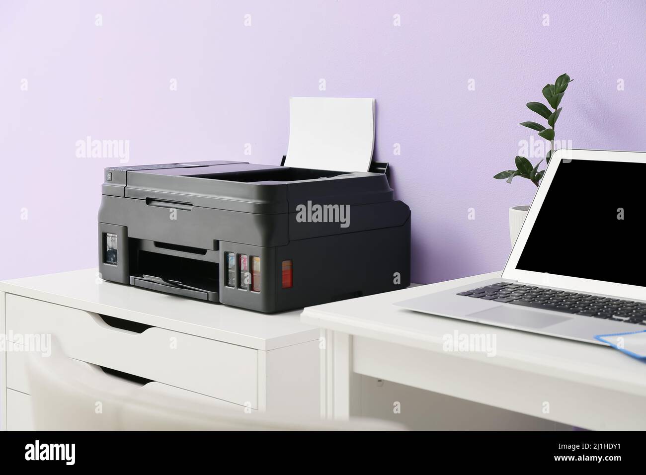 mit modernem Laptop und Kommode Drucker in der Nähe der Farbwand Stockfotografie - Alamy