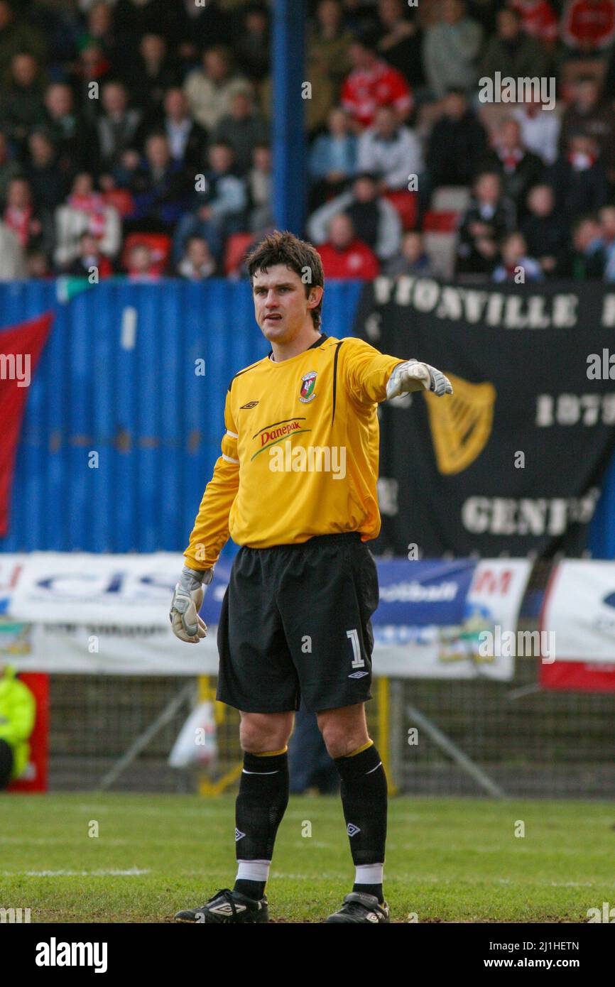 02. Dezember 2005 Glentoran gewinnt den Ligapokal. Glentoran-Torwart Elliott Morris. Am 25.. März 2022 kündigte Elliott Morris seine Absicht an, sich nach einer 20-jährigen Karriere bei Glentoran vom Spiel zurückzuziehen. Er wird sich auf seine Rolle als Torwarttrainer im Verein konzentrieren. Stockfoto