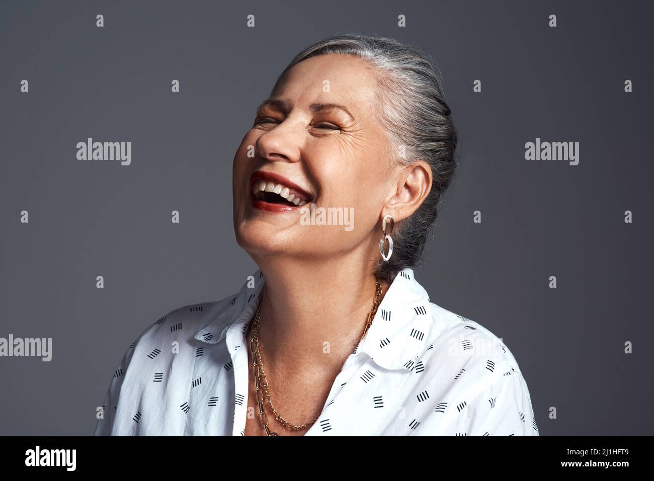 Deine Stimmung liegt ganz bei dir. Studioaufnahme einer älteren Frau, die vor einem grauen Hintergrund posiert. Stockfoto