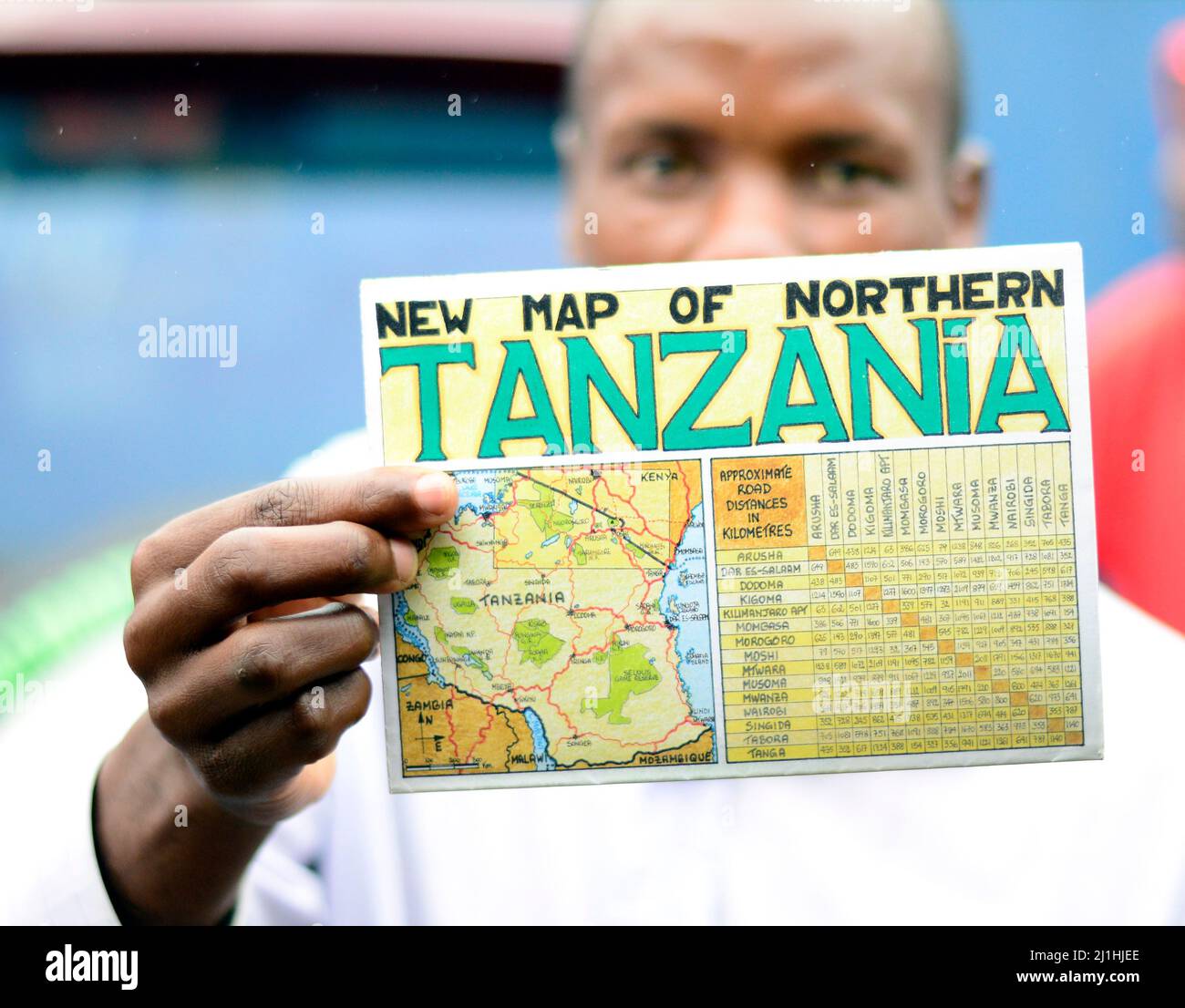 Ein tansanischer Mann mit einer Karte von Nordtansania in Moshi, Tansania. Stockfoto