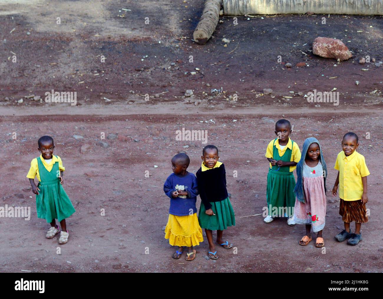 Niedliche tansanische Kinder auf dem Weg zur Grundschule in Mto Wa Mbu, Tansania. Stockfoto