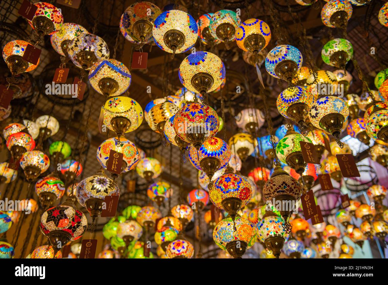 An der Decke hängen bunte Laternen Stockfoto