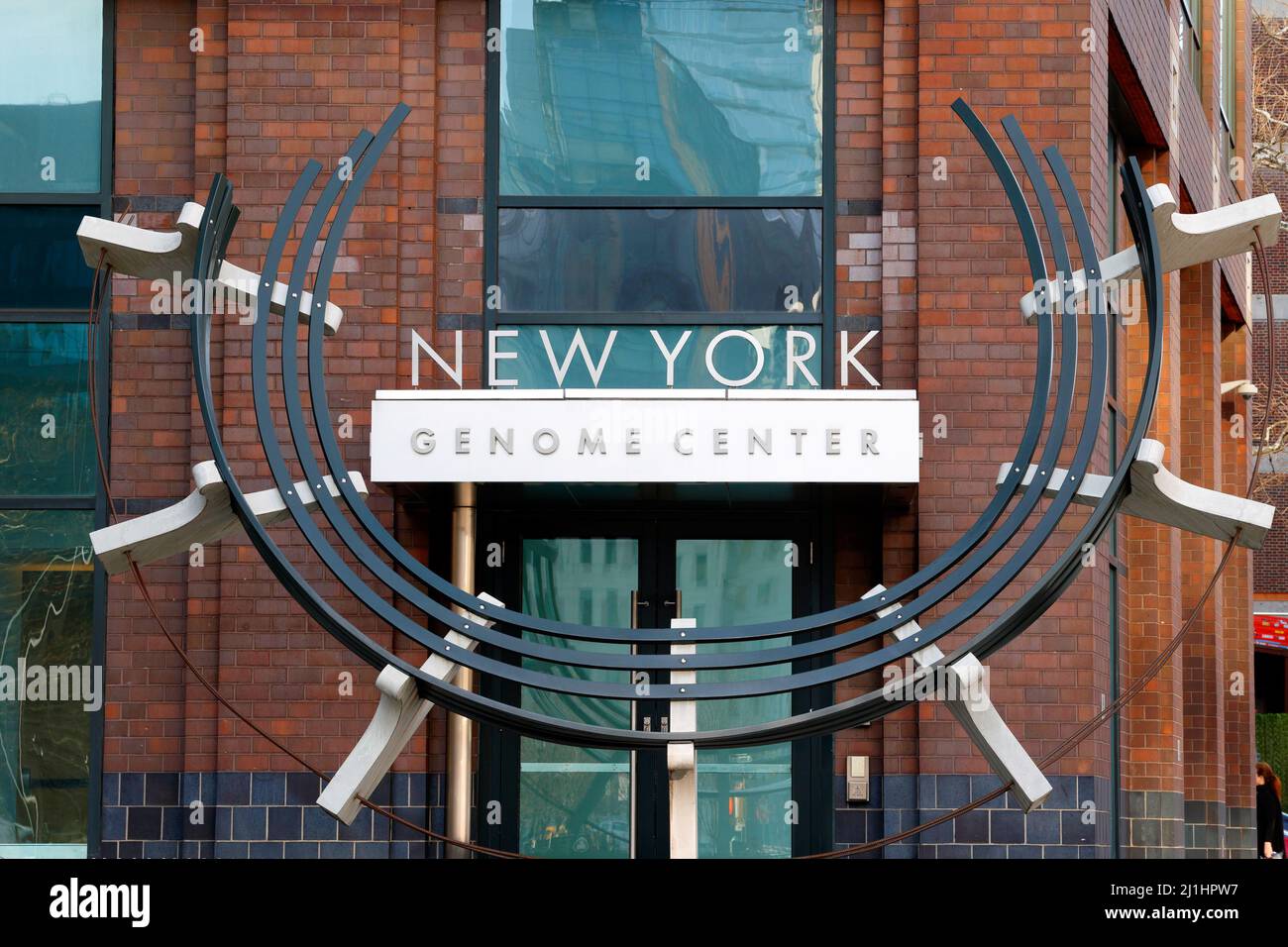New York Genome Center, 101 6. Ave, New York, NYC Schaufenster Foto einer akademischen biomedizinischen Forschungseinrichtung in Manhattan. Stockfoto
