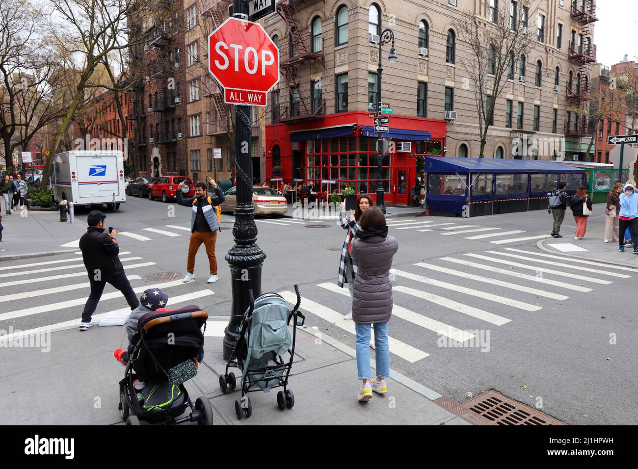 Menschen und Touristen, die vor der fernsehsendung Friends Apartment im Stadtteil Greenwich Village in Manhattan, New York, NY posieren. Stockfoto