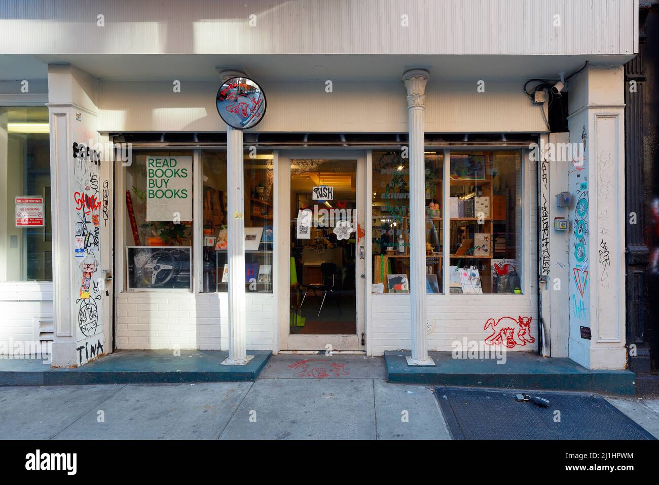 Bungee Space by 3.andardstoppage, 13 Stanton St, New York, NYC Schaufensterfoto eines Designstudios und Kunstbuchladens in der Lower East Side. Stockfoto