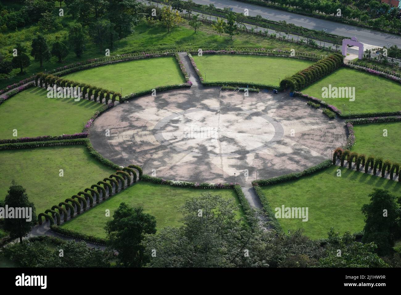 Luftaufnahme eines kleinen Parks in der Nähe eines großen Staudamms in Thailand Stockfoto