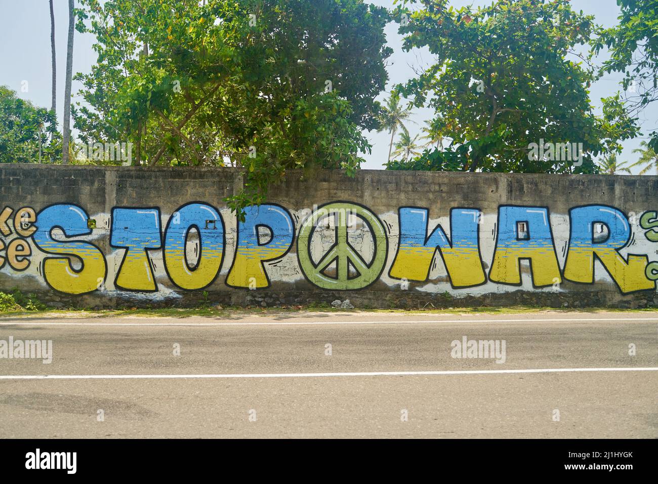 Midigama, Sri-lanka - 25.03.2022: Graffiti an der Wand Stoppt den Krieg in den Farben der ukrainischen Flagge. Graffiti gewidmet Veranstaltungen in der Ukraine Stockfoto