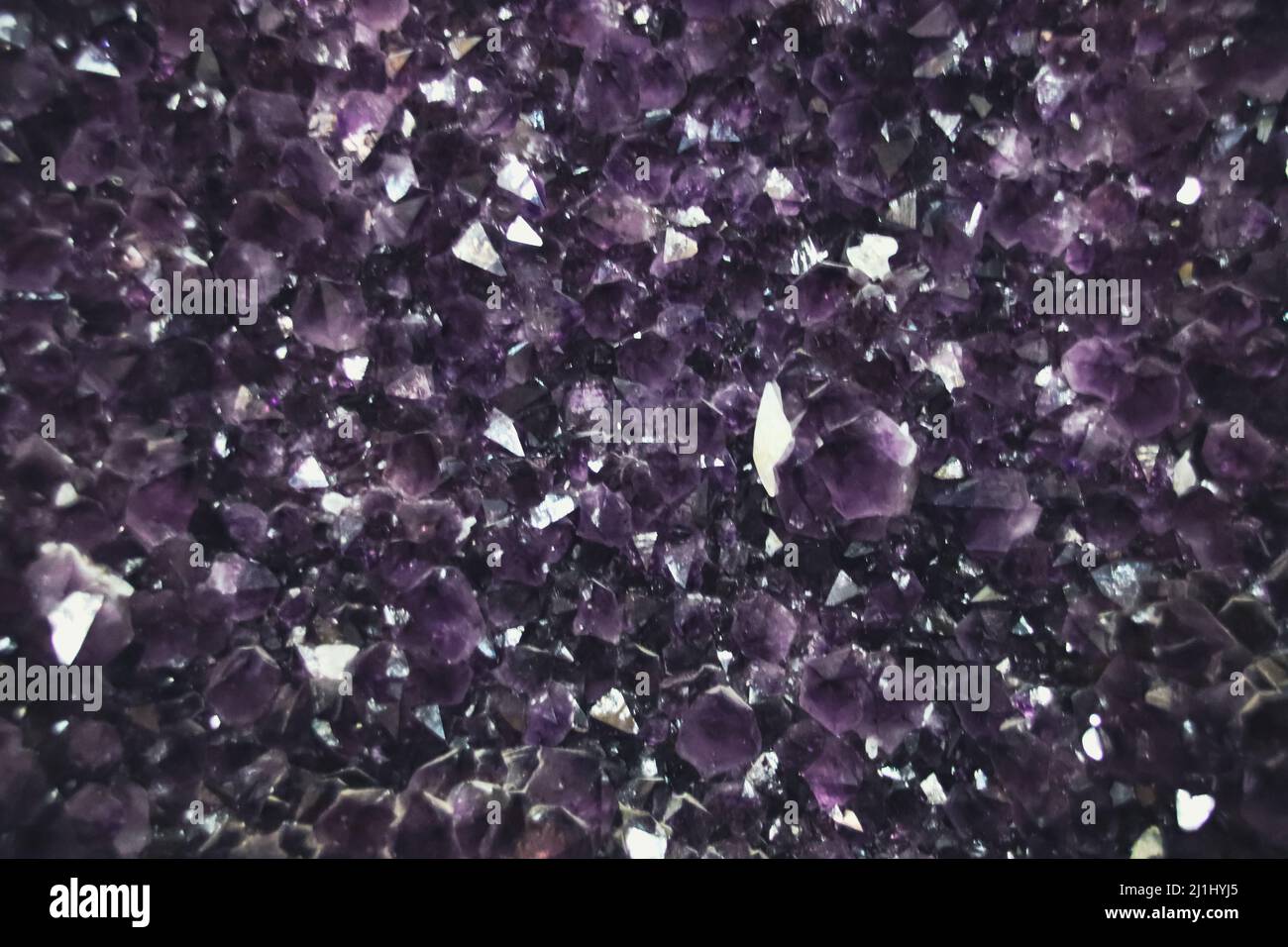 Hintergrund mit roher Amethyst-Steinstruktur Stockfoto