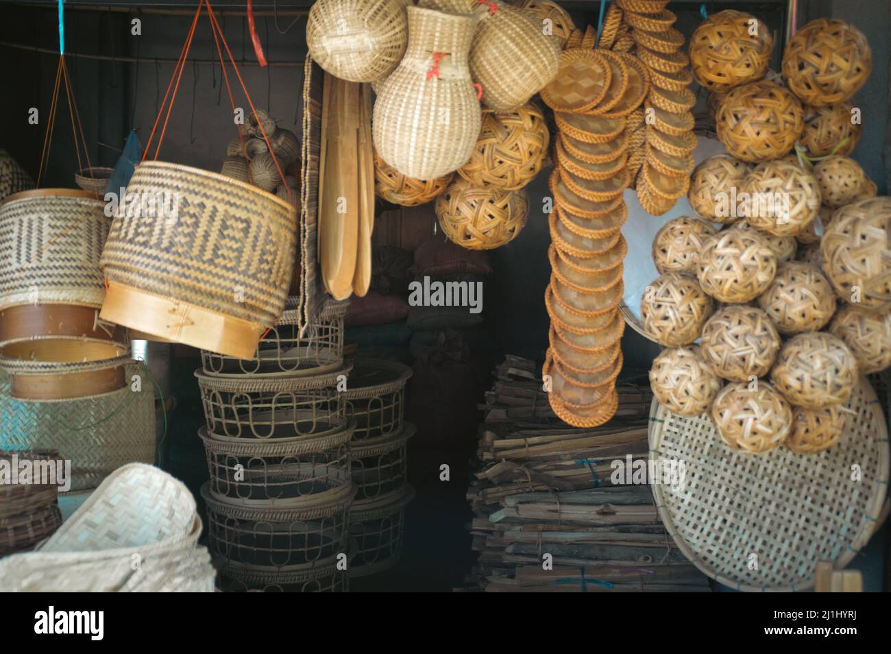 Umweltfreundliche Weidenkörbe und Kratips (traditionelle Reisbehälter)-Behälter, die in einem Geschäft in Luang Prabang, Laos, verkauft werden Stockfoto