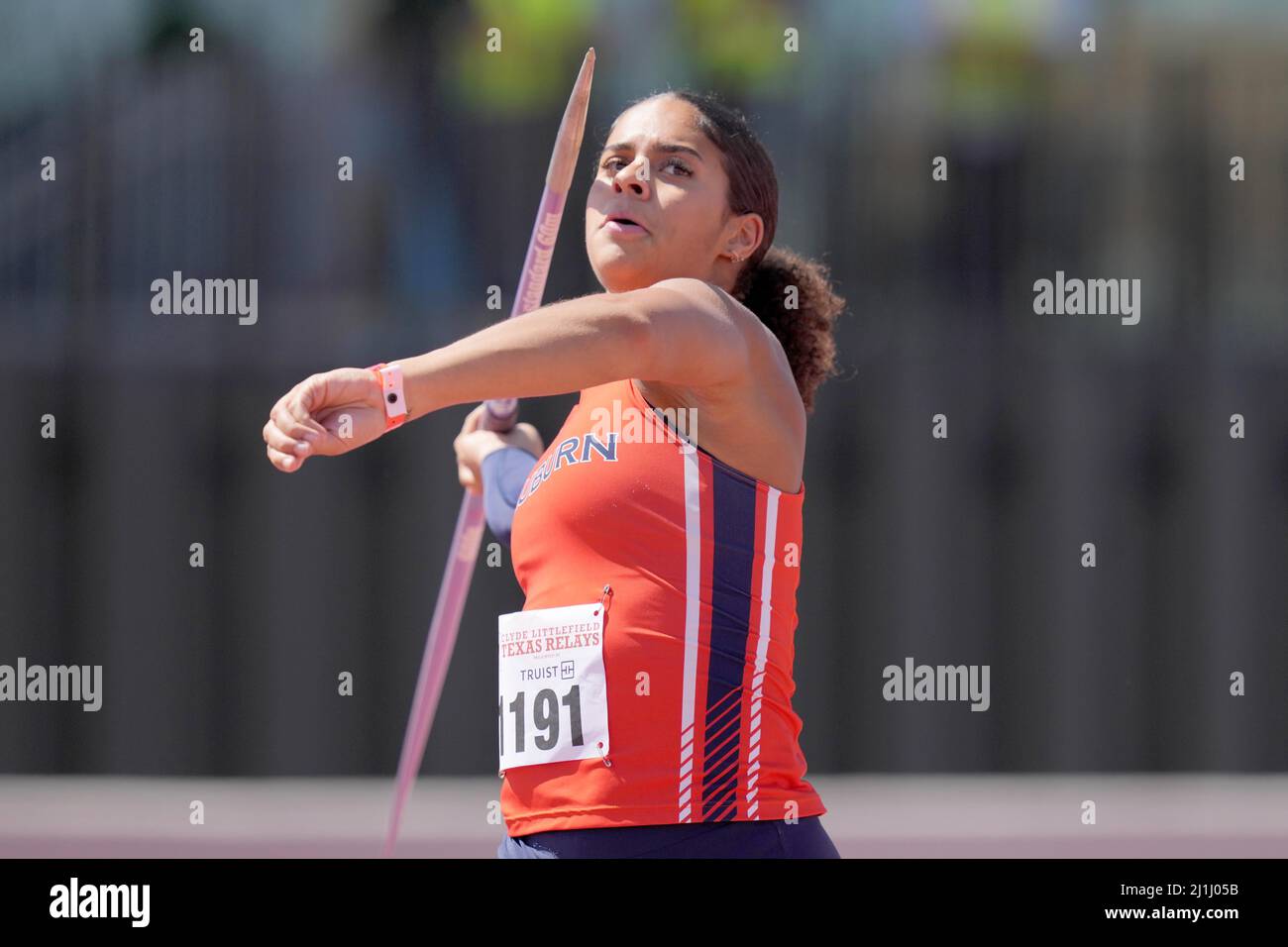 Keira McCarrell aus Auburn gewinnt den Speer der Frauen mit einem Wurf von 185-7 (56,56m) während der 94. Clyde Littlefield Texas Relays, Freitag, den 25. März 2022 Stockfoto