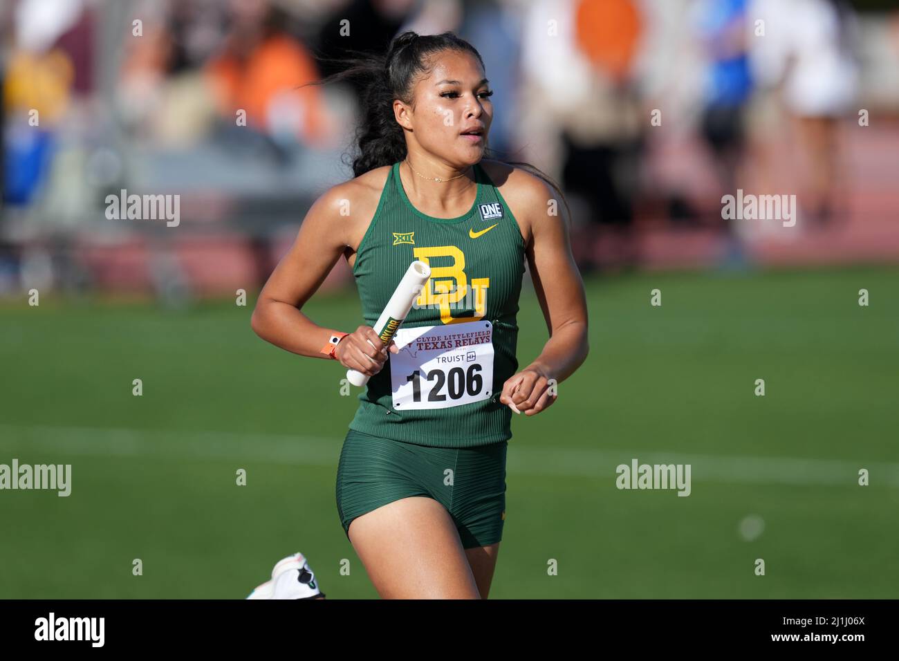 Aaliyah Miller führt die erste 1.200m-Bein-Staffel auf der Baylor Bears Frauen-Distanz-Medley-Staffel während der 94. Clyde Littlefield Texas Relays, Freitag, M Stockfoto
