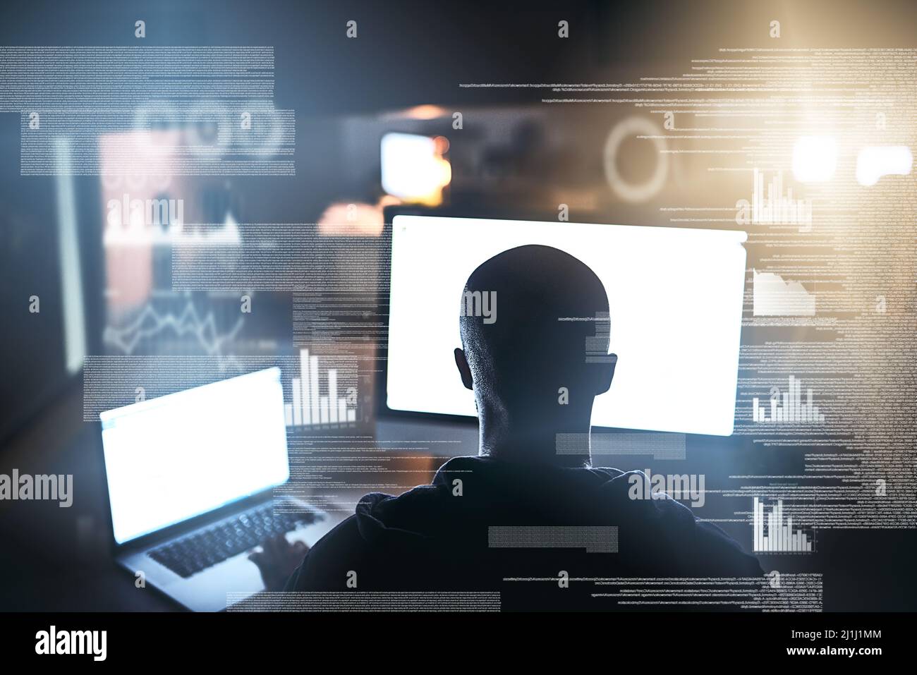 Er versteht die Macht der Komplexität. Rückansicht eines jungen männlichen Hackers, der im Dunkeln einen Computercode knackt. Stockfoto