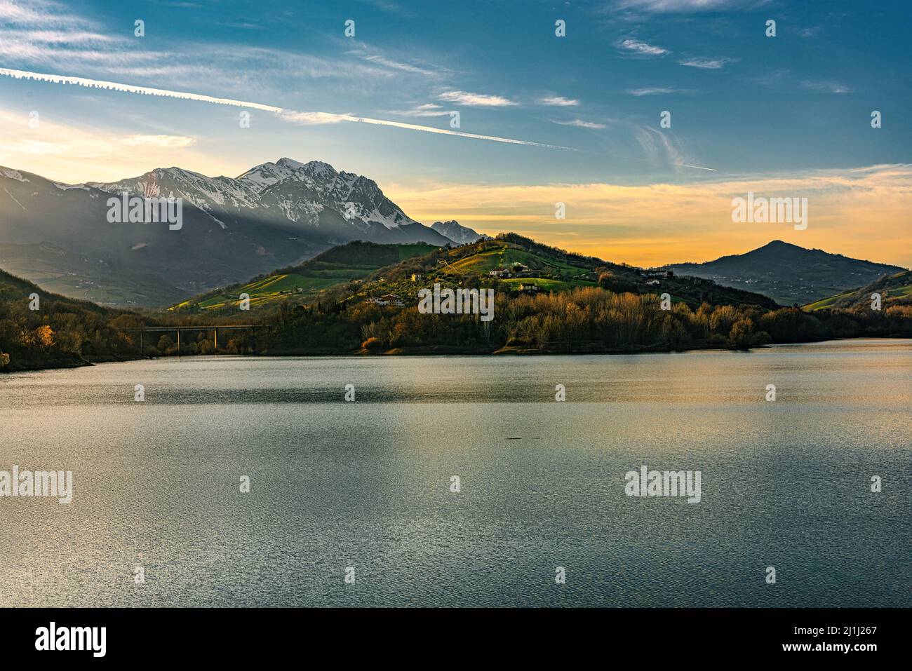 Frühlingslandschaft des Regionalen Reservats des Penne-Sees. WWF Oasis, Penne, Provinz Pescara, Abruzzen, Italien, Europa Stockfoto