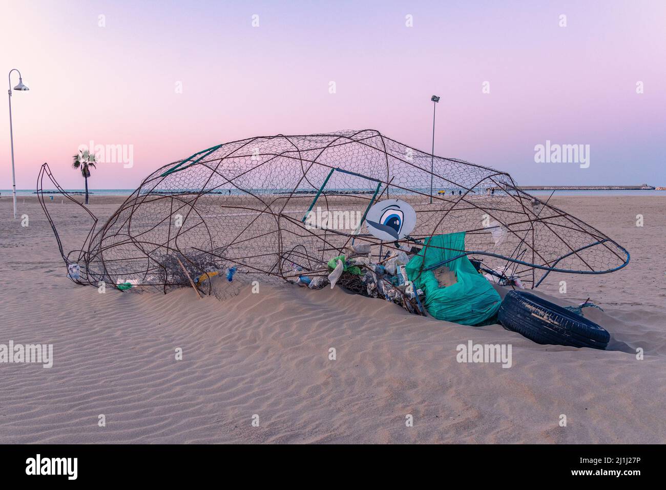 Ein Kunstwerk aus Draht, das einen Fisch voller Müll darstellt, um die Verschmutzung der Meere darzustellen. Pescara, Provinz Pescara, Abruzzen, Italien, Europa Stockfoto