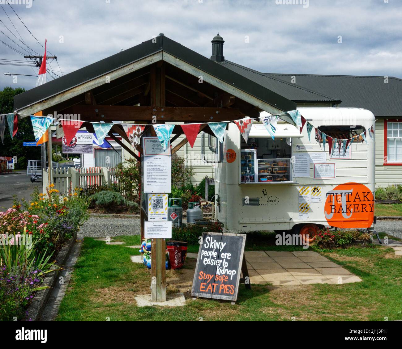 Murchison, Tasman Region/Neuseeland - 6. März 2022: Tutaki Bakery, behauptet, die kleinste Bäckerei auf der Südinsel zu sein. Stockfoto