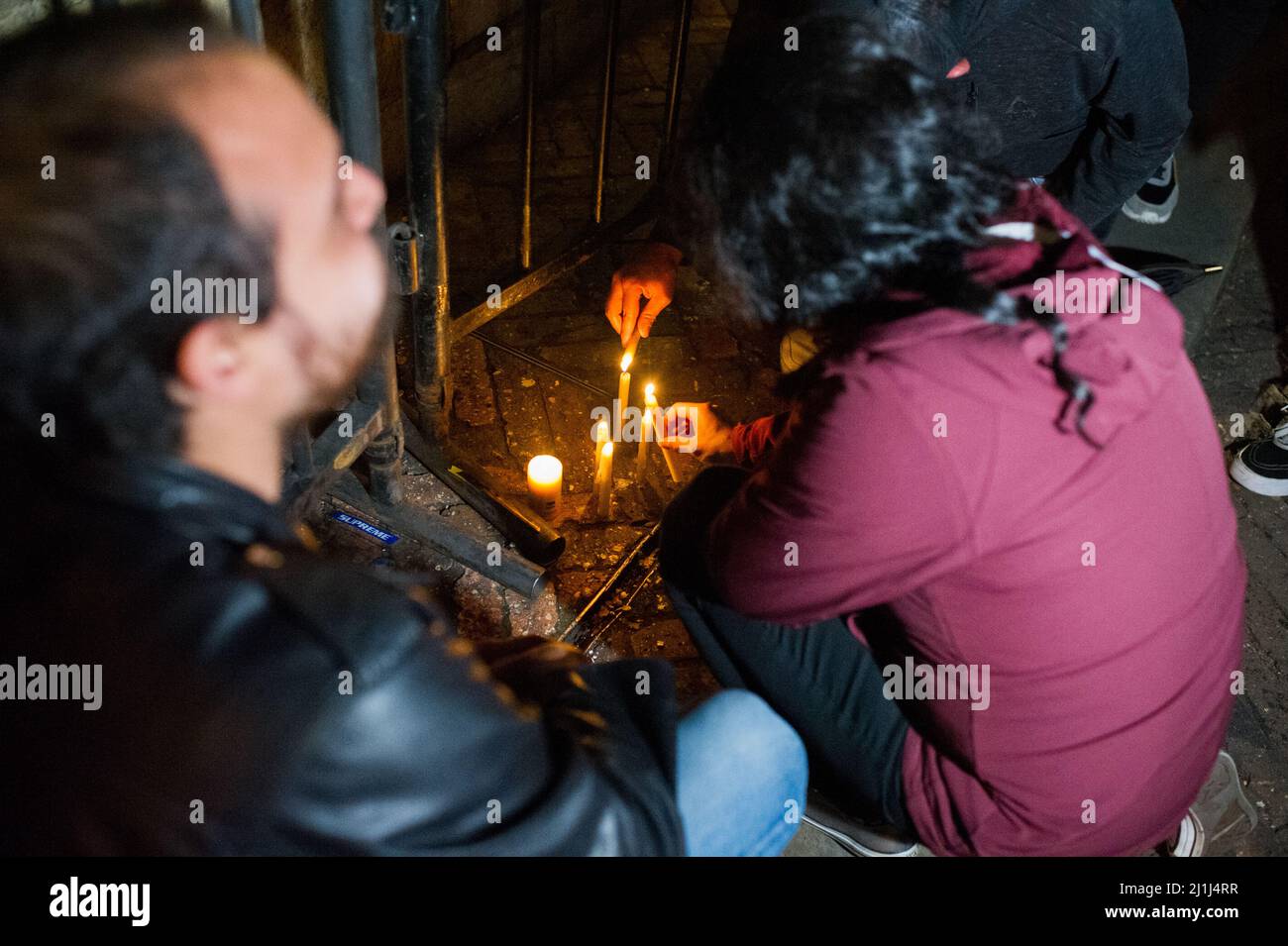 Bogota, Kolumbien. 26. März 2022. Fans von Foo Fighters sammeln sich und zünden Kerzen im Four Seasons Hotel (Casa Medina) an, wo Taylor Hawkins, Schlagzeuger der Rockband Foo Fighters, wohnte und stundenlang vor seinem Auftritt beim Estereo Picnic Music Festival in Bogota, Kolumbien, am 25. März 2022, gemeldet wurde. Kredit: Long Visual Press/Alamy Live Nachrichten Stockfoto