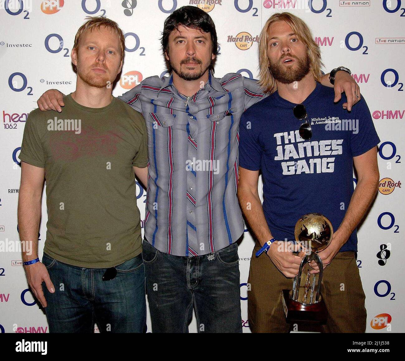 Foto der Akte vom 1606/06 (von links nach rechts) von Nate Mendel, Dave Grohl und Taylor Hawkins von den Foo Fighters, die den International Award während der Nordoff Robbins Silver Clef Awards im Hilton Hotel im Zentrum von London einsammelten. Taylor Hawkins, Schlagzeuger der Rockgruppe Foo Fighters, ist im Alter von 50 Jahren verstorben, teilte die Band mit, dass sie „durch den vorzeitigen Verlust gescheut“ wurde und bat darum, die Privatsphäre seiner Familie zu respektieren. Ausgabedatum: Samstag, 26. März 2022. Stockfoto