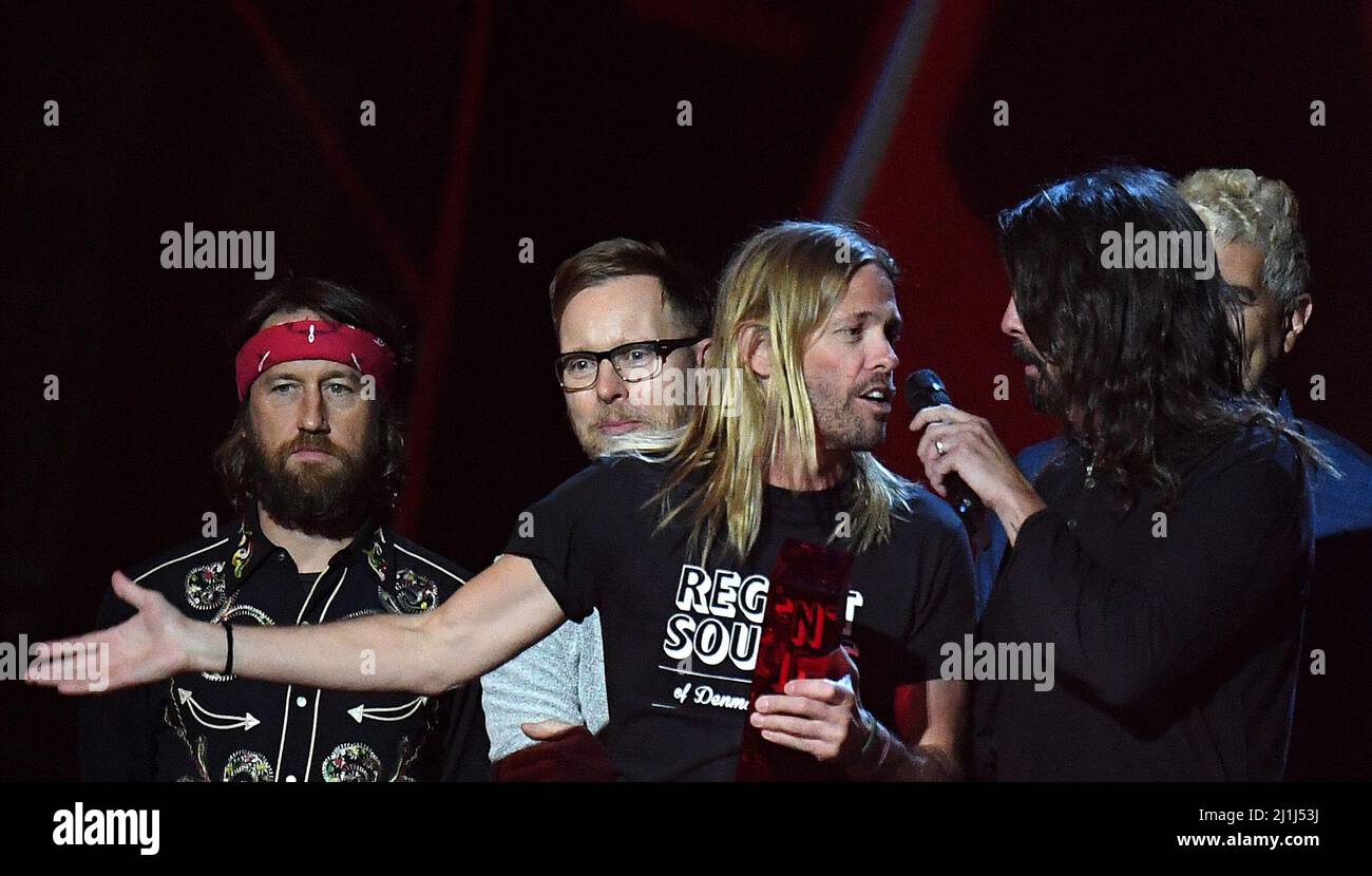 Datei-Foto vom 21/02/18 von Taylor Hawkins und Dave Grohl von Foo Fighters, die den Preis für die beste internationale Gruppe während der Brit Awards Show 2018 in der O2 Arena, London, entgegennahmen. Taylor Hawkins, Schlagzeuger der Rockgruppe Foo Fighters, ist im Alter von 50 Jahren verstorben, teilte die Band mit, dass sie „durch den vorzeitigen Verlust gescheut“ wurde und bat darum, die Privatsphäre seiner Familie zu respektieren. Ausgabedatum: Samstag, 26. März 2022. Stockfoto