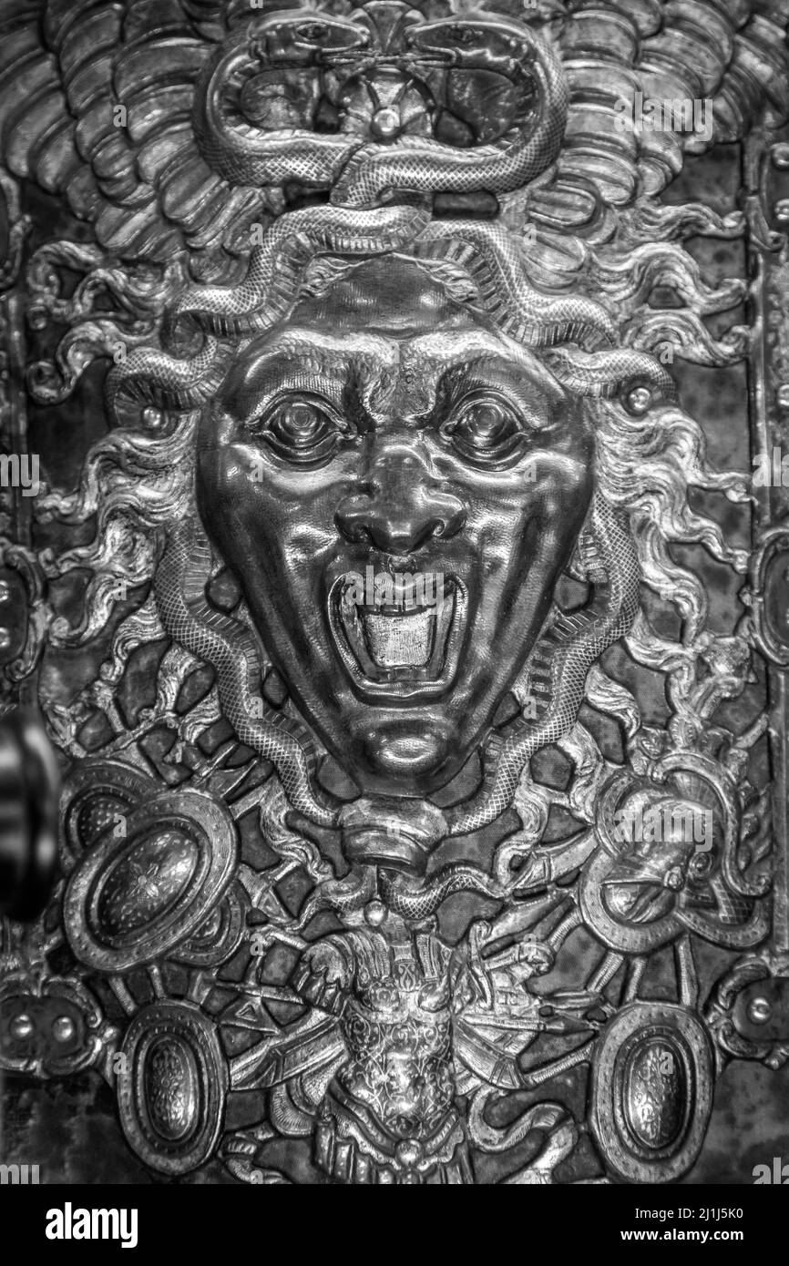 Medusa-Monster. Gesicht der Gorgon, gotisches Symbol des Bösen mit Schlangen auf den Haaren Stockfoto
