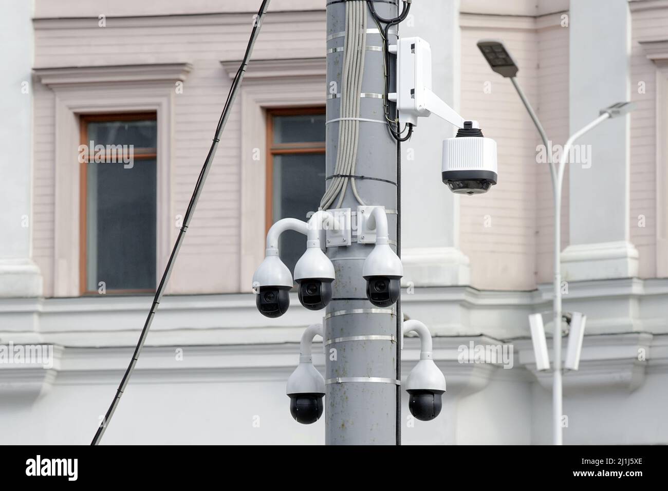 Überwachungskameras. Eine große Anzahl von Kameras zum Aufspüren von Menschen, die an einem Straßenlaterne im Stadtzentrum hängen Stockfoto