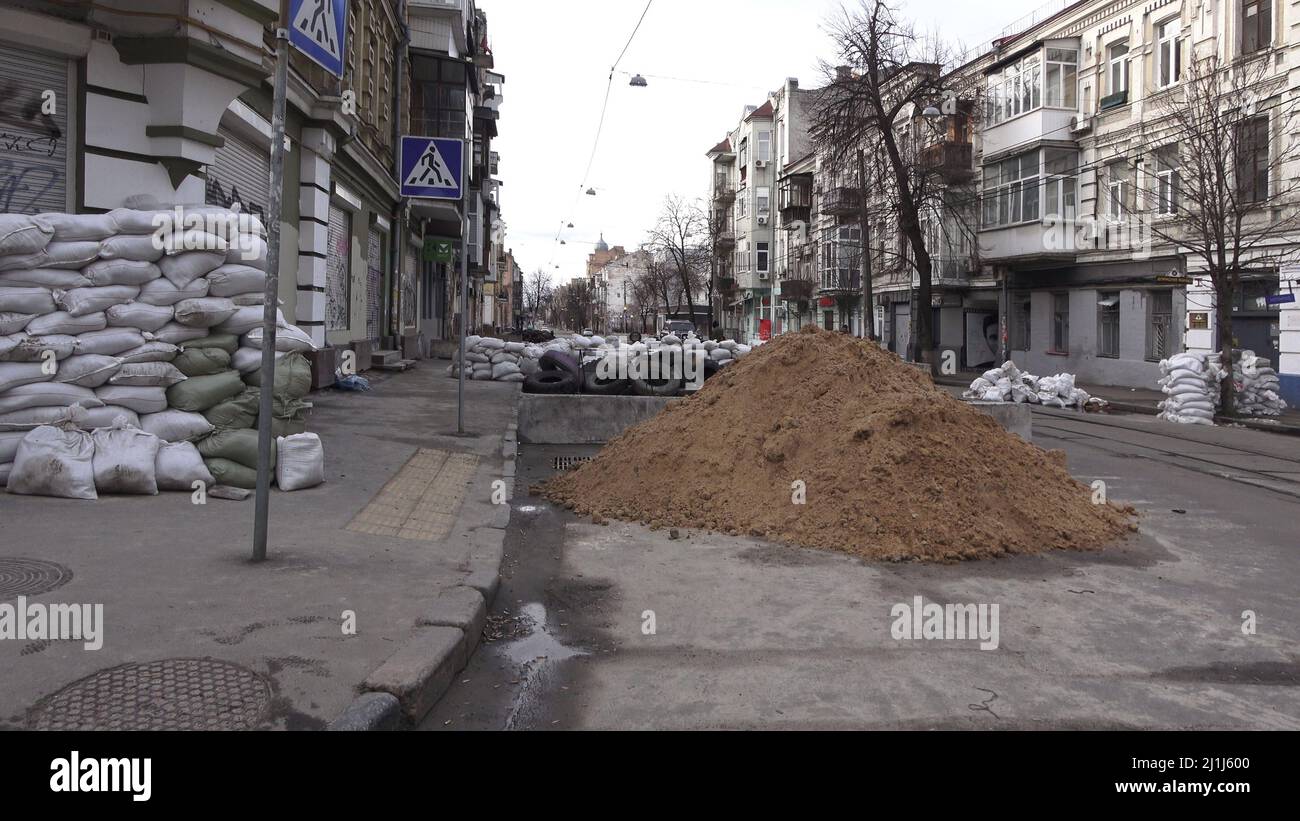 KIEW, UKRAINE 08. März. Eine Barrikade aus Sandsäcken im historischen Viertel Podil im Bezirk Podilskyi, während Russlands Invasion der Ukraine am 08. März 2022 in Kiew, Ukraine, fortgesetzt wird. Russland begann eine militärische Invasion der Ukraine, nachdem das russische parlament Verträge mit zwei abtrünnigen Regionen in der Ostukraine gebilligt hatte. Es ist der größte militärische Konflikt in Europa seit dem Zweiten Weltkrieg Stockfoto