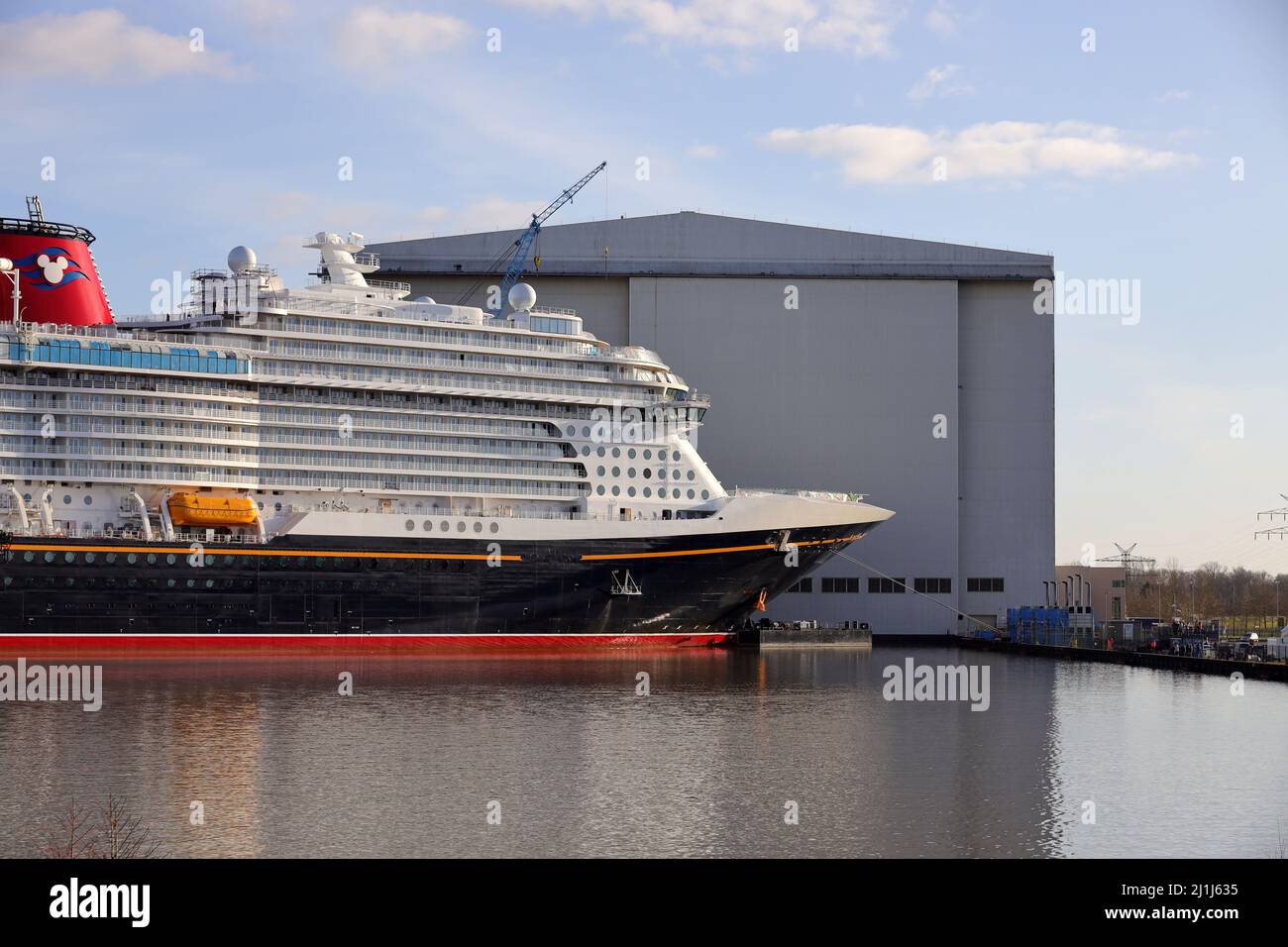 Das Disney Wish-Schiff wird am 26. Februar 2022 vor der Meyer-Werft in Papenburg vertäut. Stockfoto