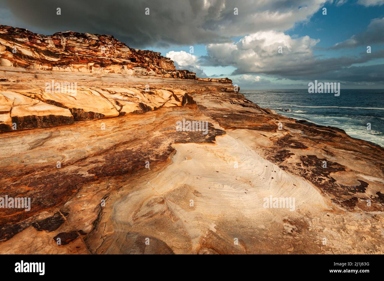 Zerklüftete Felsen am Putty Beach im Bouddi National Park. Stockfoto