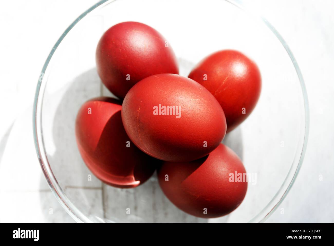 Natürlich gefärbte Ostereier mit Zwiebelschalen. Ungiftige rote Färbung Stockfoto