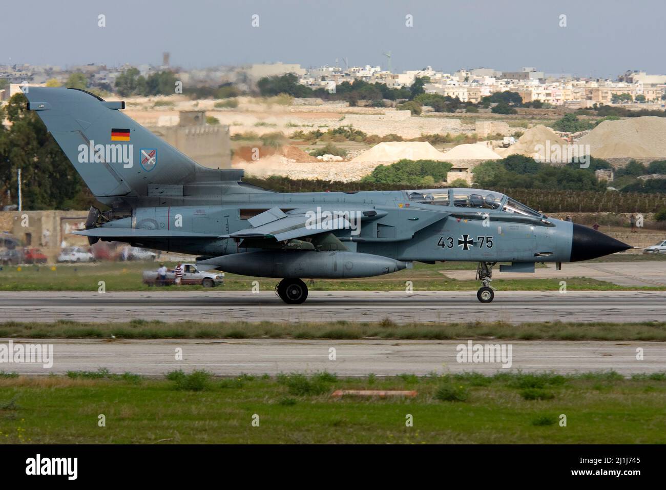Die Luftwaffe Panavia Tornado IDS (REG: 4375) verlässt Malta nach einer Flugschau. Stockfoto