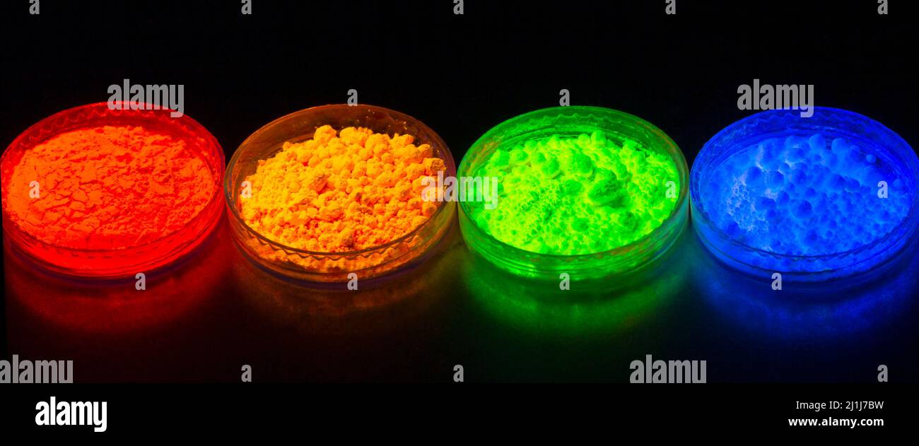Fluoreszierendes organisches Materialpulver in roter, gelber, grüner Farbe für die Produktion von OLED-Displays im UV-Licht.Nahaufnahme. Stockfoto