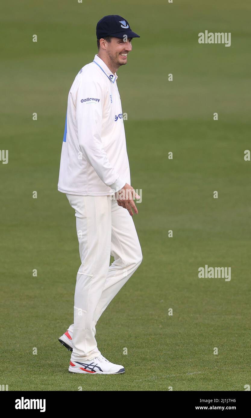 Hove, UK 25. March, 2022 : Steve Finn während des 3-tägigen Freundschaftsspiel zwischen Sussex und Surrey auf dem 1. Central County Ground in Hove. 25. March 2022 Credit: James Boardman/Alamy Live News Stockfoto