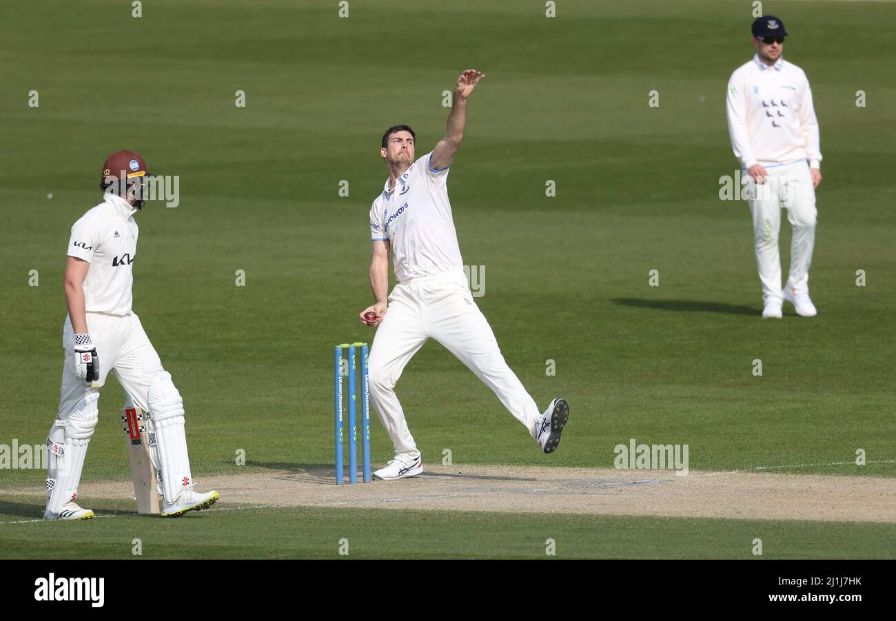 Hove, Großbritannien 25. March, 2022 : Steve Finn bowelt während des 3-tägigen Freundschaftsspiel zwischen Sussex und Surrey auf dem 1. Central County Ground in Hove. 25. March 2022 Credit: James Boardman/Alamy Live News Stockfoto