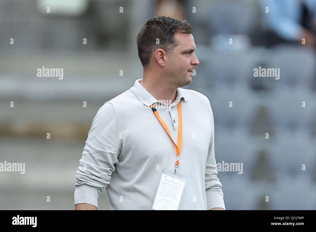 Redcliffe, Australien. 26. März 2022. Warren Moon, Trainer des Brisbane Roar, schaut am 3/26/2022 in Redcliffe, Australien, nach. (Foto von Patrick Hoelscher/News Images/Sipa USA) Quelle: SIPA USA/Alamy Live News Stockfoto