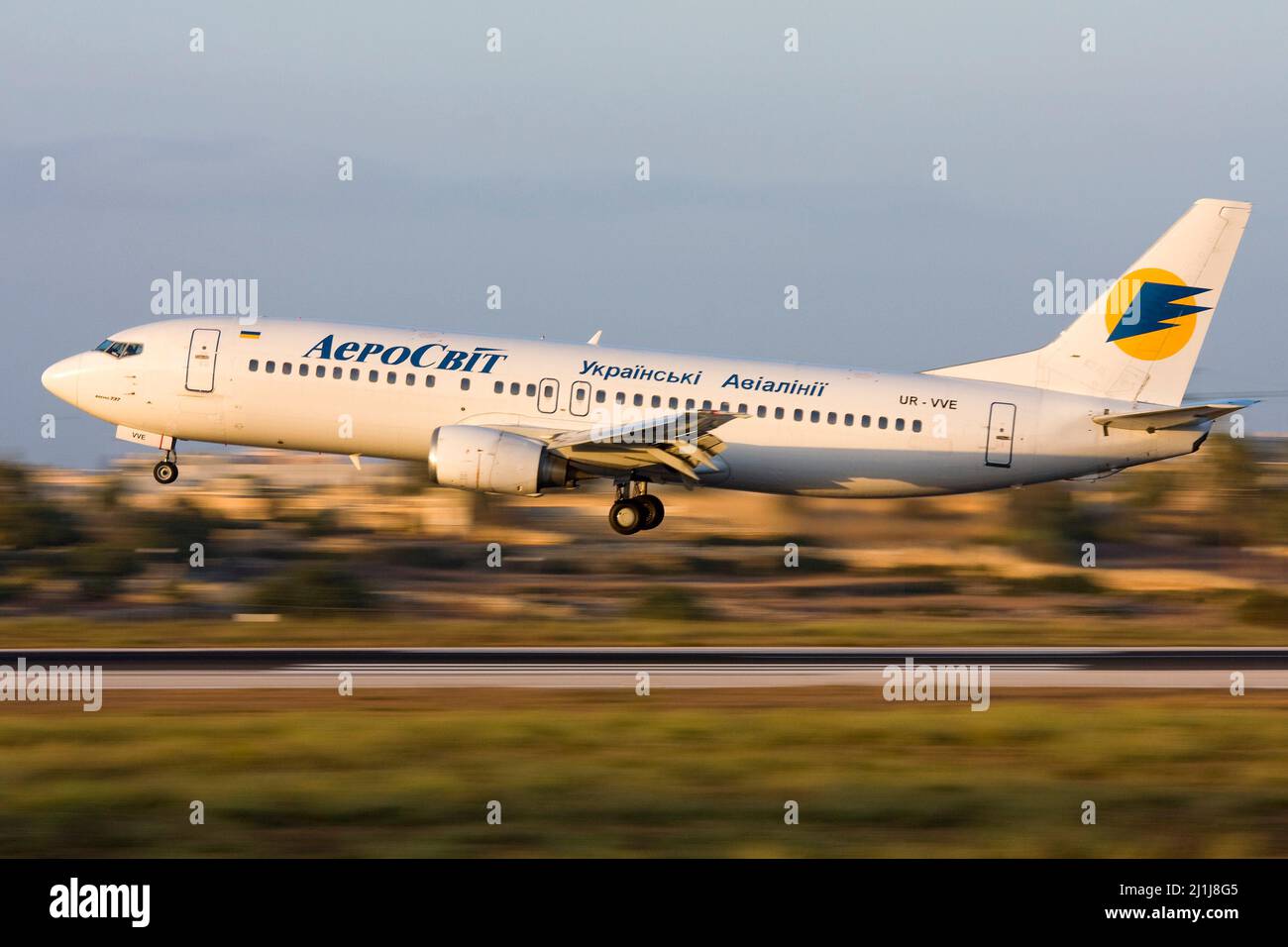 Aerosvit Ukrainian Airlines Boeing 737-448 (REG: UR-VVE) landet im Abendlicht. Stockfoto