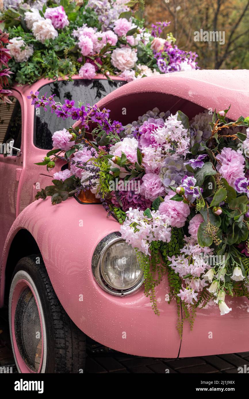 Vintage bunte Auto mit Blumen geladen und in Dekoration