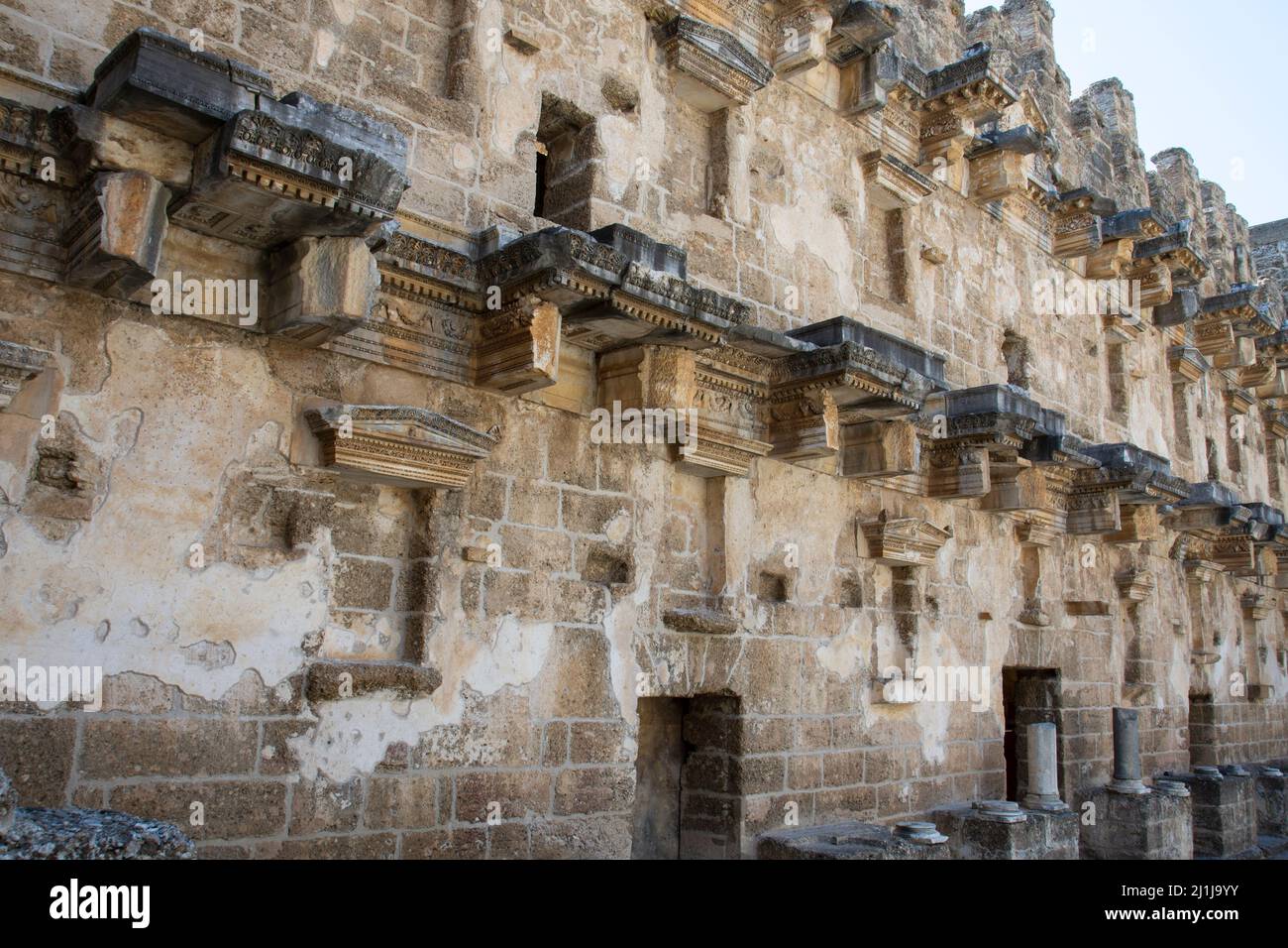 ANTALYA / TÜRKEI 12. Juli 2021 ; Mauern des Alten Amphitheaters erinnern Sie sich Viel. Alte Reliefs An Den Steinmauern. Stockfoto