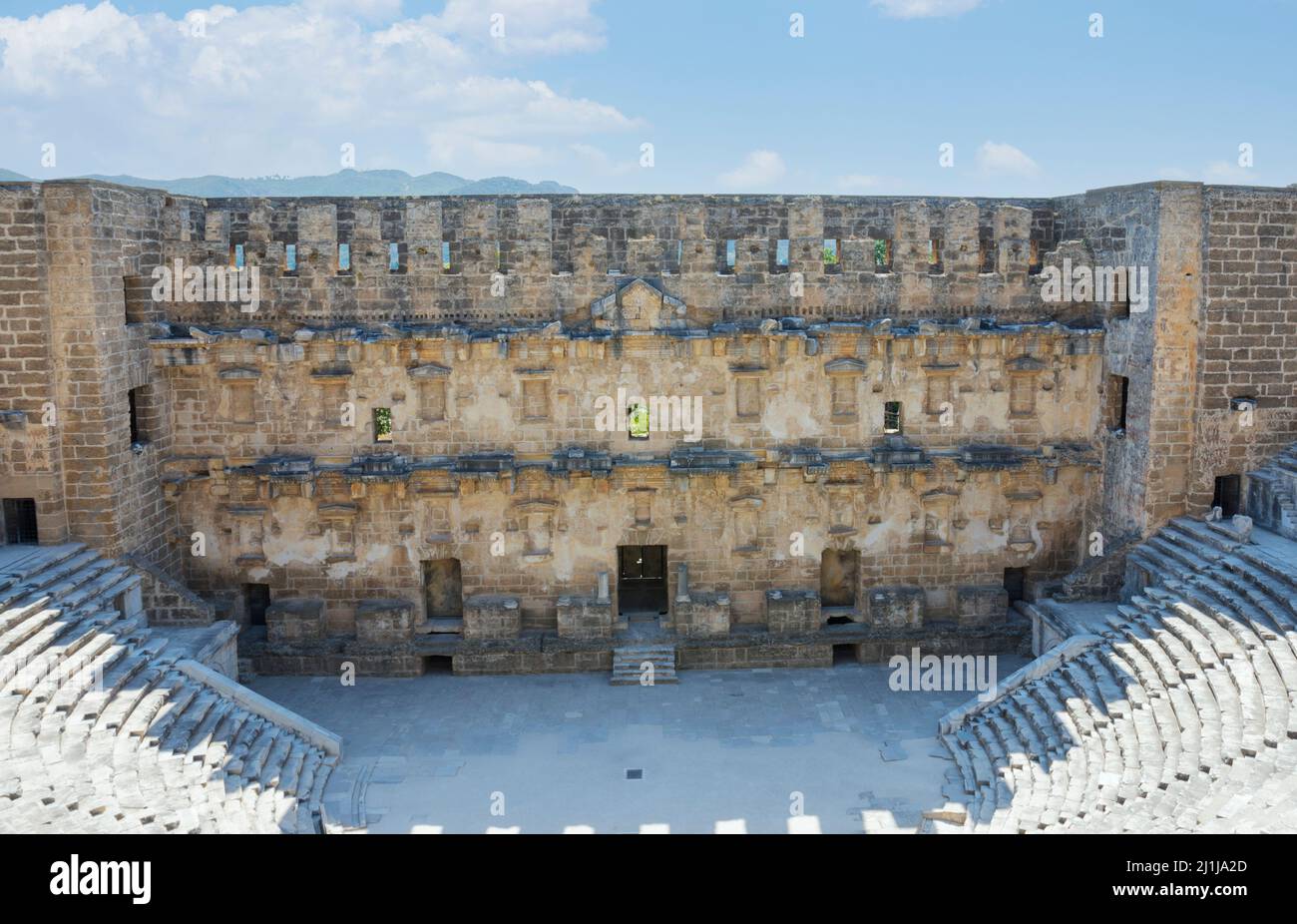ANTALYA / TÜRKEI 12. Juli 2021 ; Altes römisches Amphitheater von Aspendos in der Nähe von Antalya. Konzept für historische Reiseziele. Stockfoto