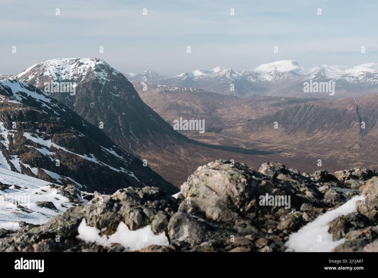 Blick auf Buchaille Etive Mor und Ben Nevis mit schneebedeckten Gipfeln, vom Berg Glencoe aus gesehen Stockfoto