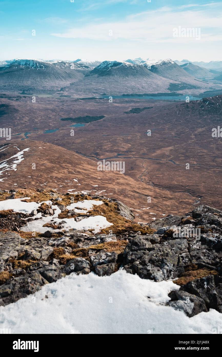 Schneebedeckte Berggipfel in Glencoe, Schottland. Stockfoto