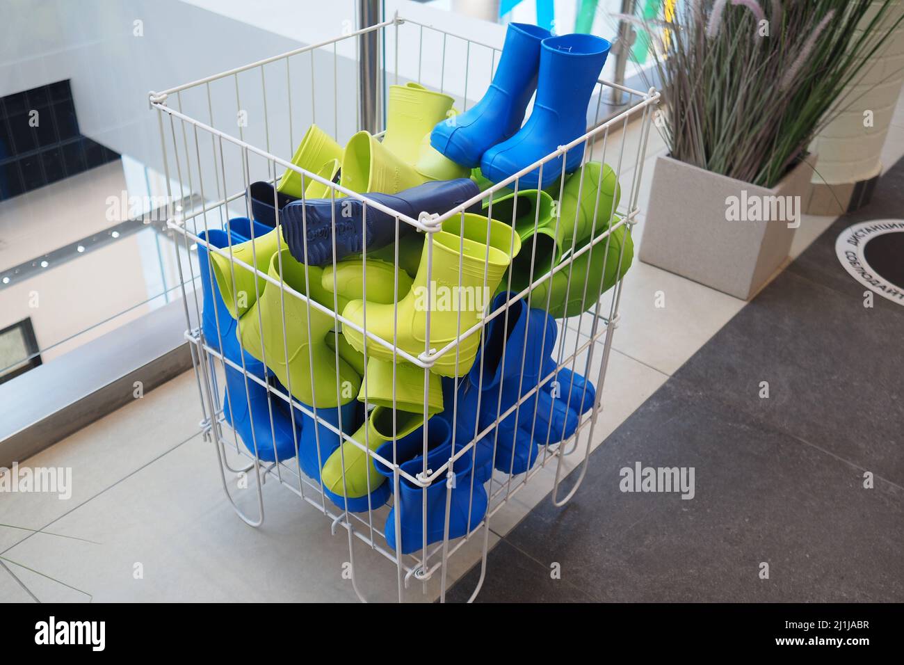 Farbige Stiefel für Kinder. Verkauf von Kindergummischuhen im Laden. Hochwertige Fotos. Stockfoto