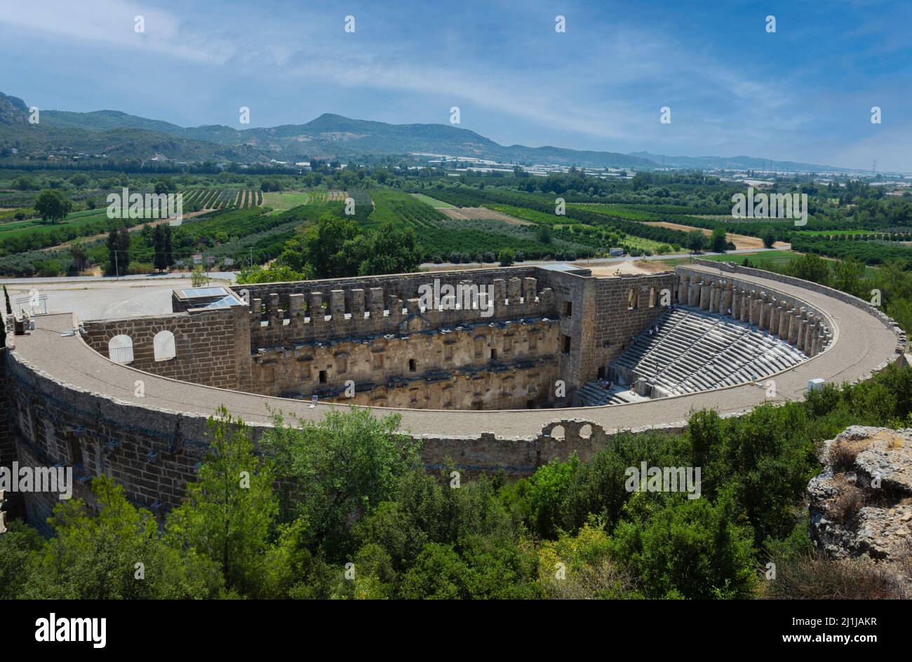 ANTALYA / TÜRKEI 12. Juli 2021 ; Römisches Amphitheater von Aspendos, Belkiz, Antikes Theater von Aspendos in der Türkei. Konzept für historische Reiseziele. Stockfoto