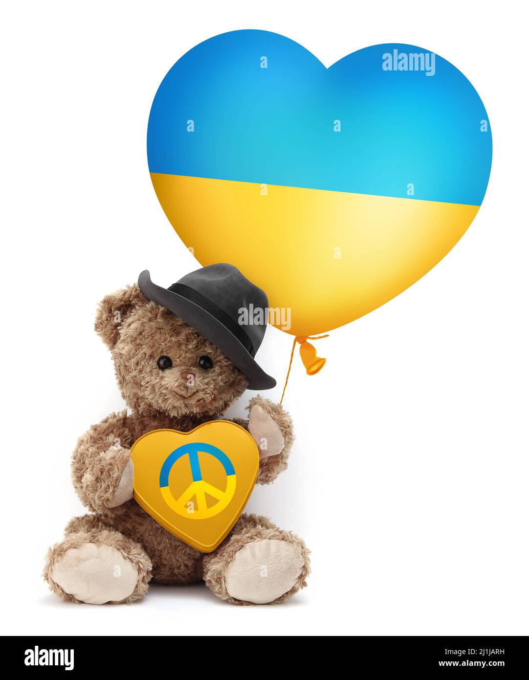 Beenden Sie den Krieg in der Ukraine und die humanitäre Hilfe für Flüchtlinge. Teddybär mit Herz in den Farben der ukrainischen Flagge mit dem Friedenssymbol. Er ist gehalten Stockfoto