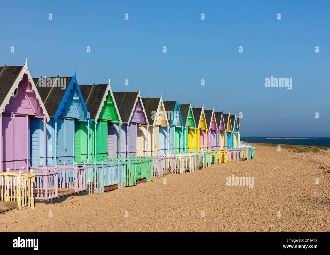Pastellfarbene Strandhütten, Mersea Island, Essex, Großbritannien. Stockfoto
