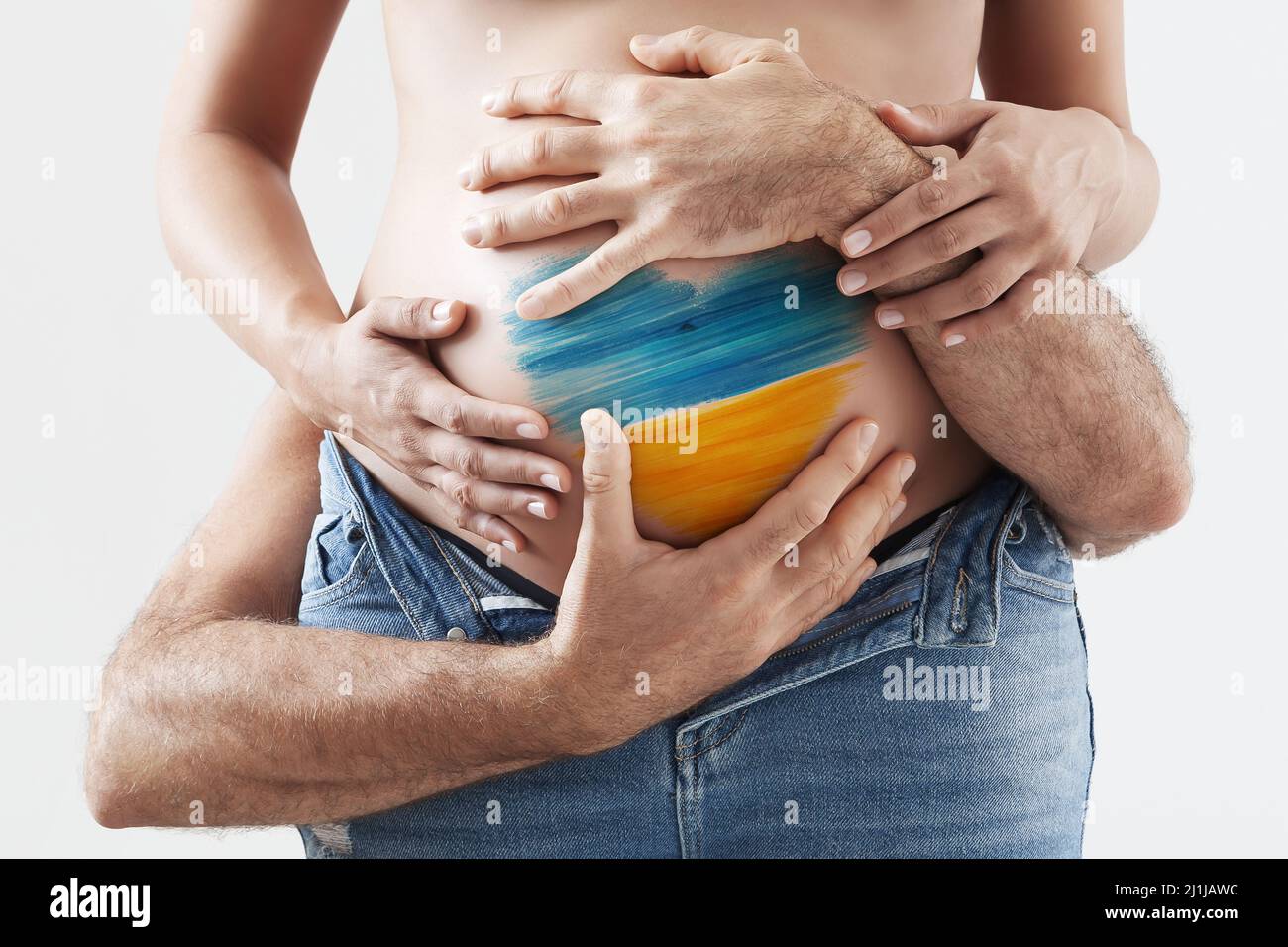 Kein Krieg in der Ukraine und Konzept der humanitären Hilfe für Flüchtlinge. Schwanger Bauch einer Frau mit bemalten herzförmigen ukrainischen Flagge. Mütter gezwungen zu leaven Stockfoto