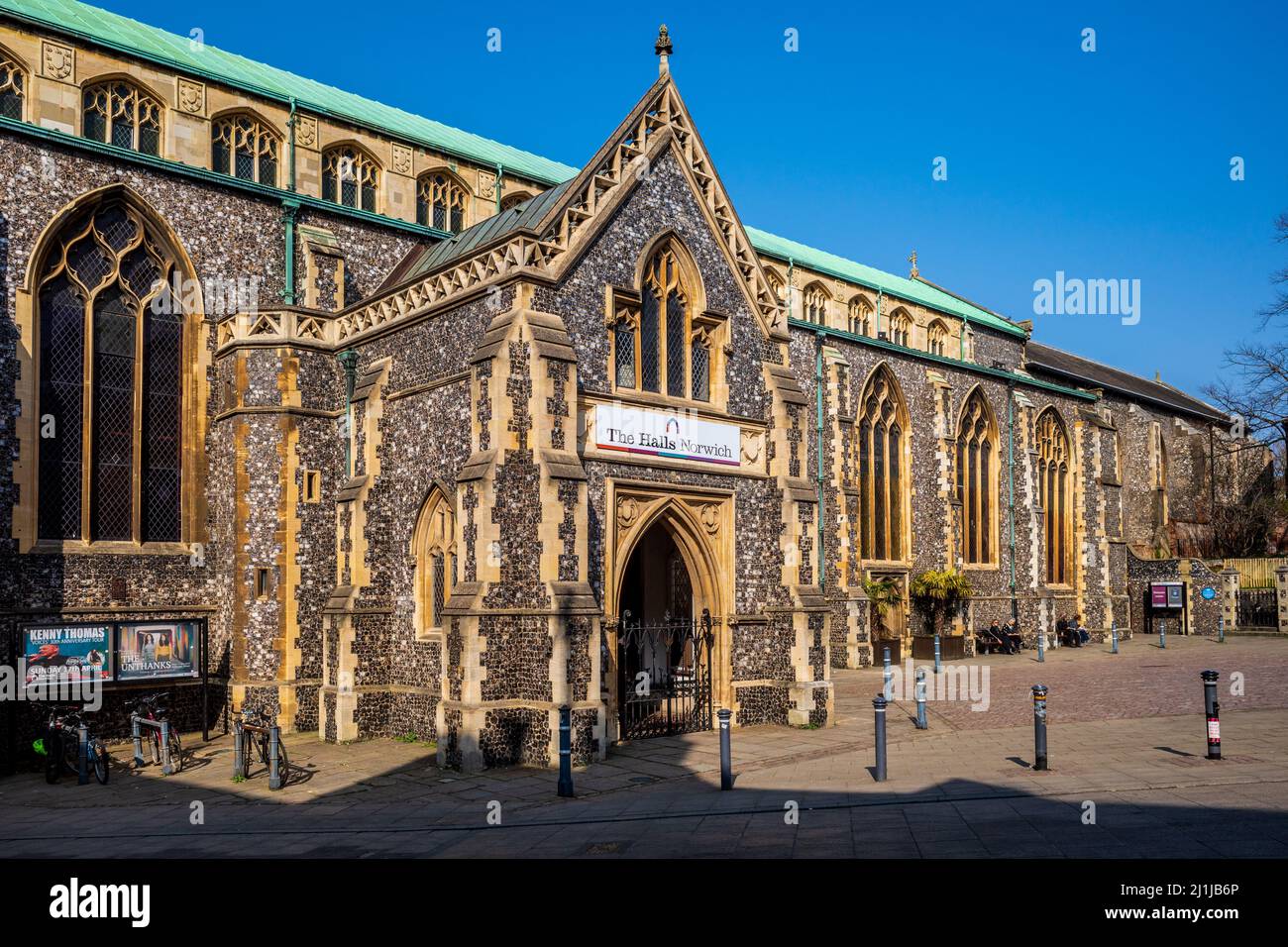 Die Hallen Norwich, Norfolk. Ein kompletter mittelalterlicher Klosterkomplex aus dem 14.. Jahrhundert, der heute als Veranstaltungsort im Stadtzentrum von Norwich genutzt wird. Stockfoto