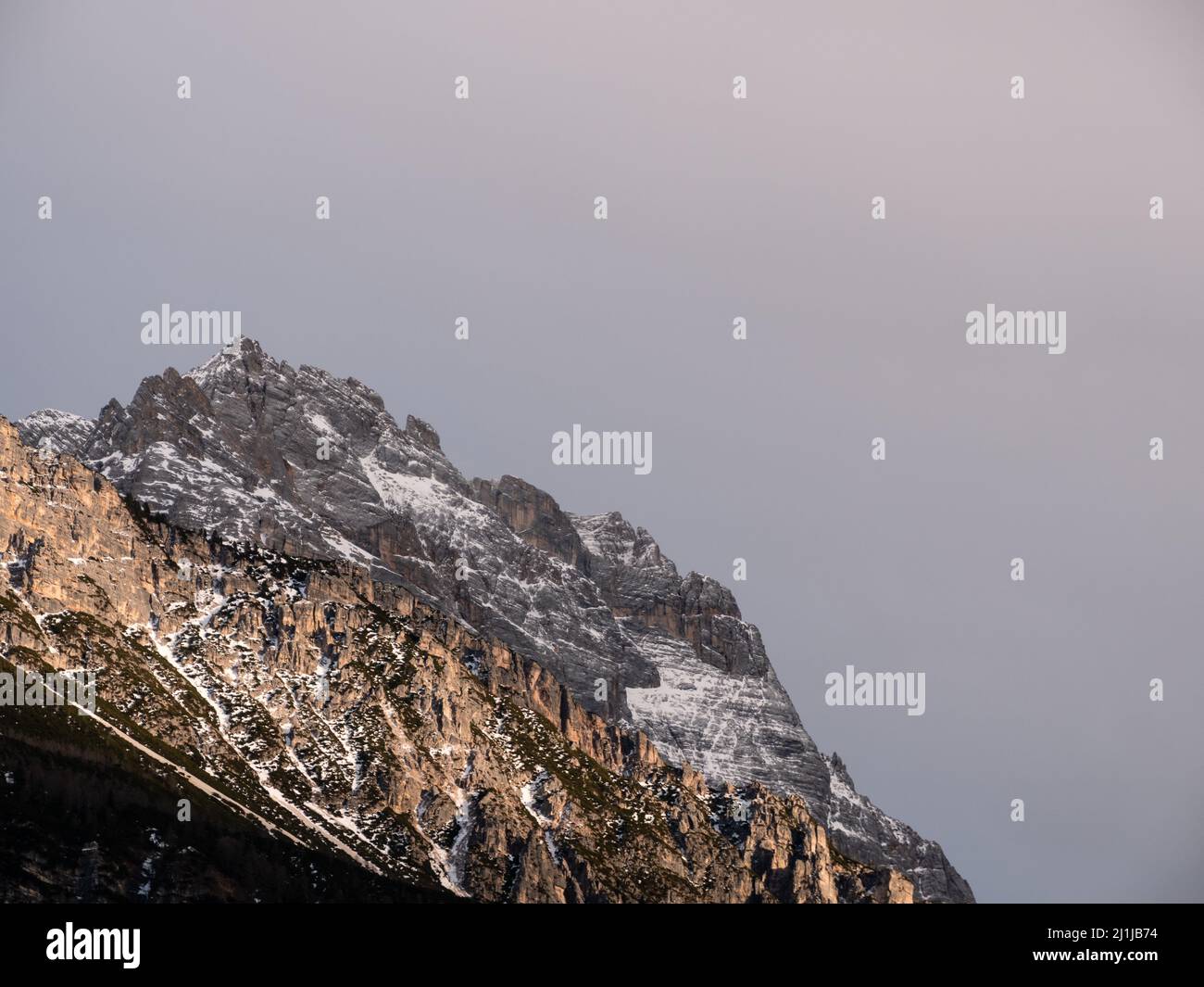 Punta Sorapiss Berggipfel in den Dolomiten bei Cortina d'Ampezzo, Italien im Winter mit negativem Raum Stockfoto