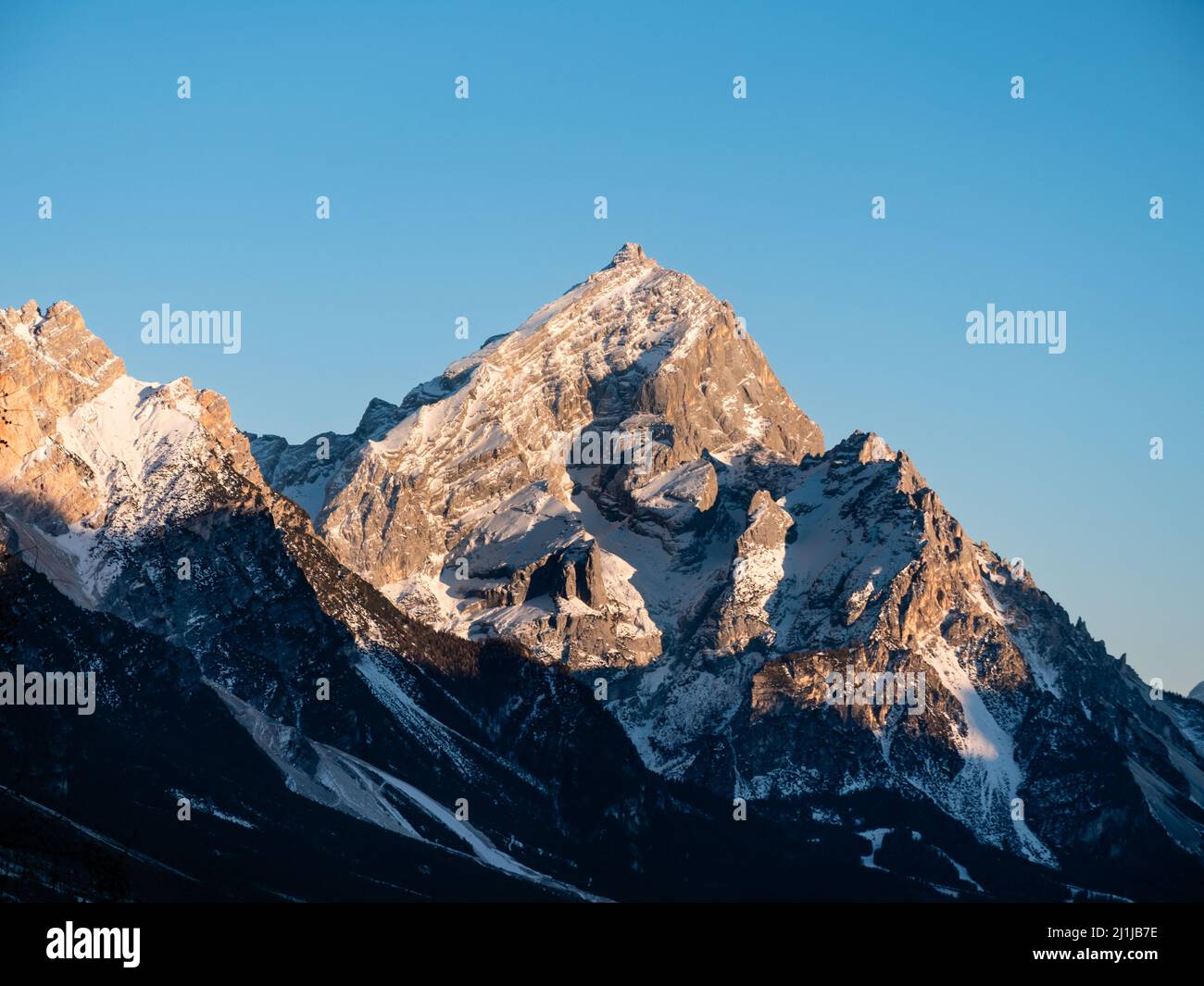 Monte Antelao Berggipfel im Winter in den Dolomiten bei Cortina d'Ampezzo in Belluno, Italien Stockfoto